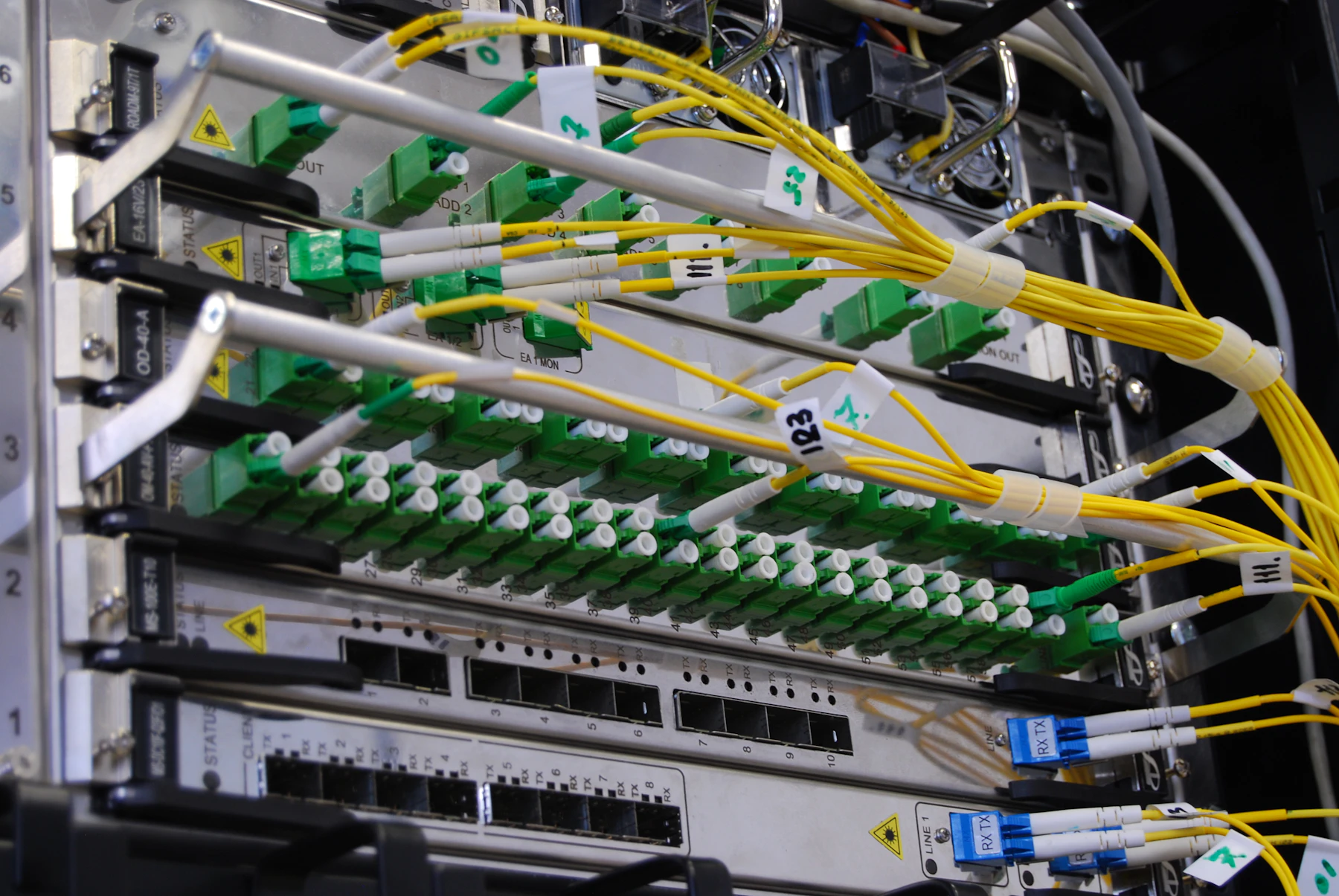 Nätverksswitch med fiberkablar