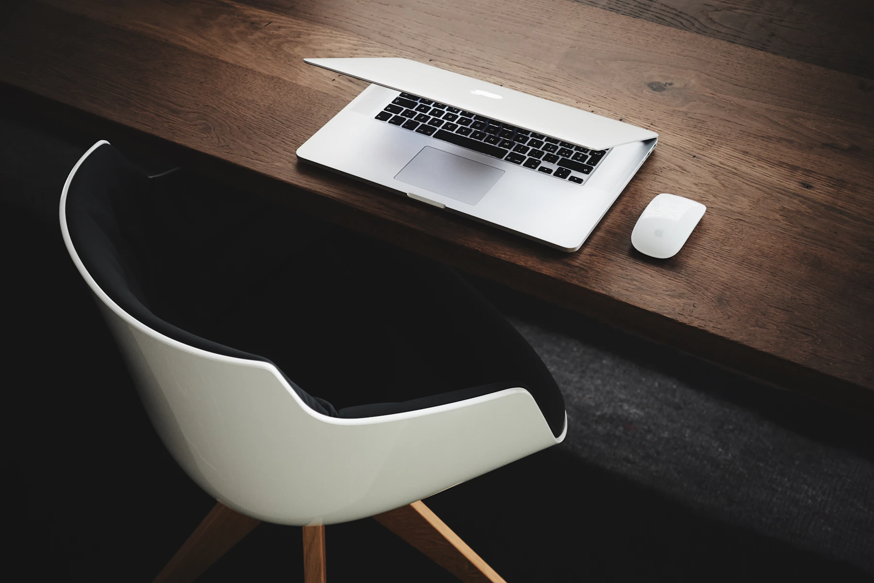 Arbete vid en laptop