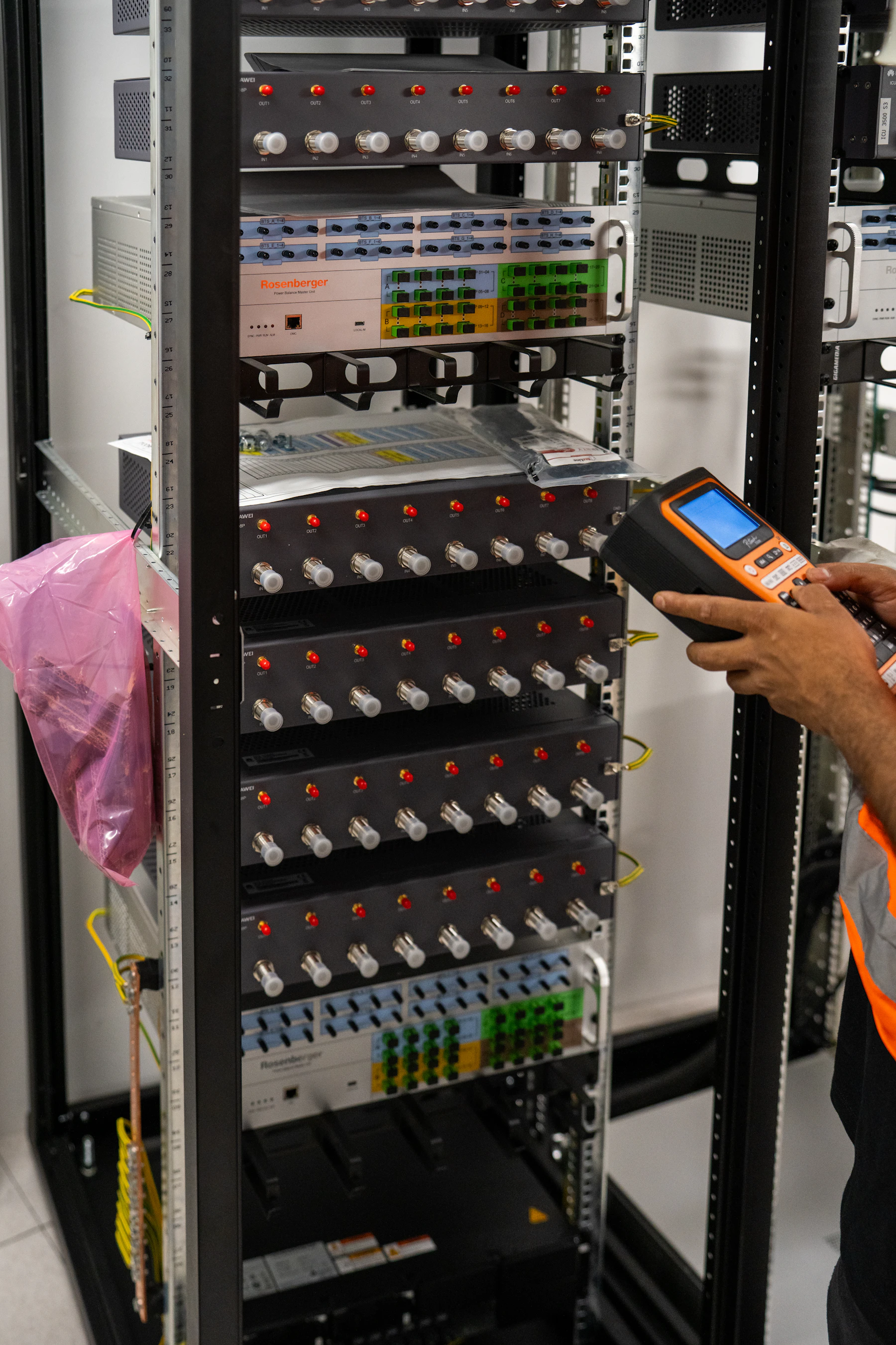 Tekniker vid ett serverrack